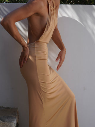 Second-skin long dress with adjustable neckline width for more or fewer pleats. Loops are positioned on either side of the chest for tying the back in multiple ways: behind the neck, open back, or crisscross back for a head turning effect.