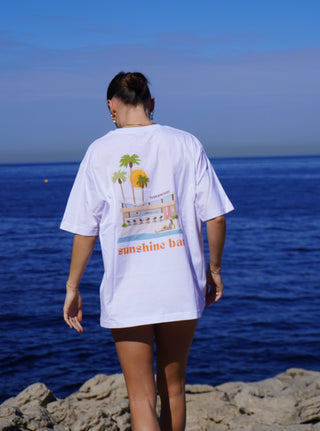 Oversized and unisex t-shirt with illustration by @surfcultureart on the back. Designed to be worn effortlessly over your favorite swimsuit, seamlessly transitioning from the beach to a quick drink at the bar. Maureen is wearing a size XS/S. 