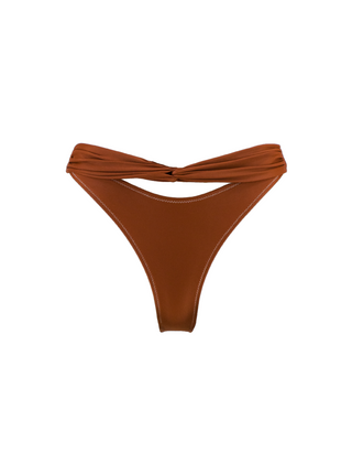 Our semi-high waist bikini bottom, slightly cheeky and adorned with a knotted detail, can be worn both in the front and back for added versatility. Pair it with top N°12 in Brown for a complete look, or mix and match with our alternate Sand color for a unique ensemble. Agathe is wearing a size M and Marie a size L.