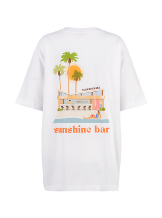Oversized and unisex t-shirt with illustration by @surfcultureart on the back. Designed to be worn effortlessly over your favorite swimsuit, seamlessly transitioning from the beach to a quick drink at the bar. Maureen is wearing a size XS/S. 